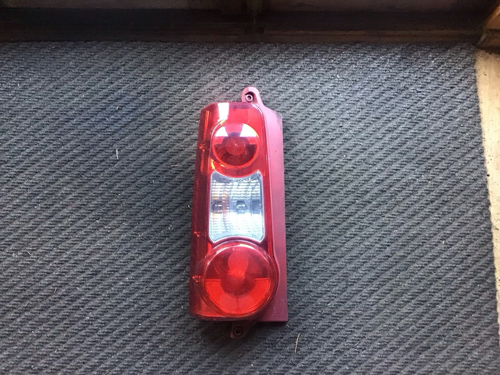 PEUGEOT PARTNER MK2 PASSENGER'S SIDE N/S REAR LIGHT 9680608080 2009 20150