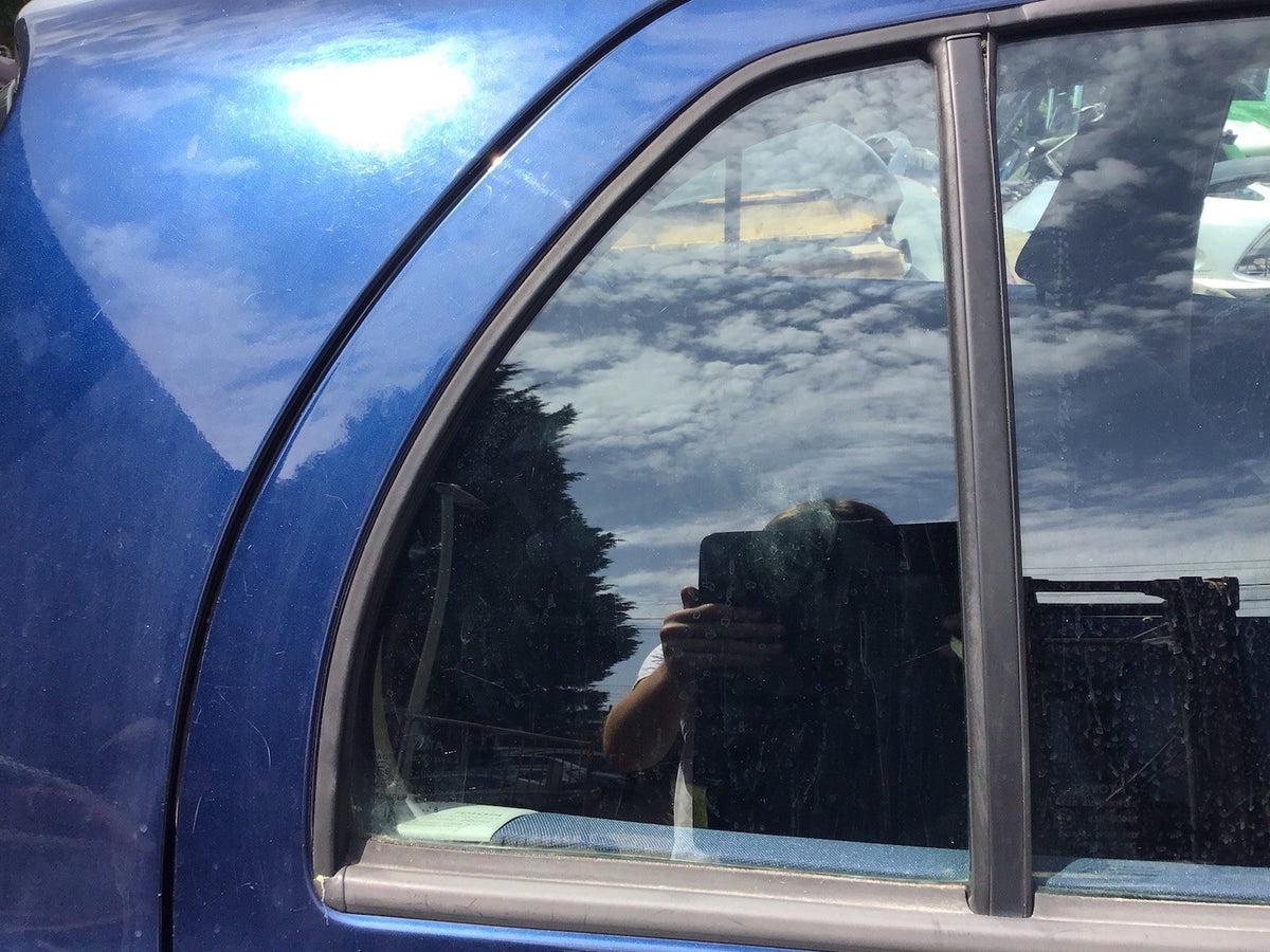 TOYOTA YARIS MK2 DRIVERS SIDE REAR DOOR WINDOW QUARTER GLASS 5 DOOR 2005 20110