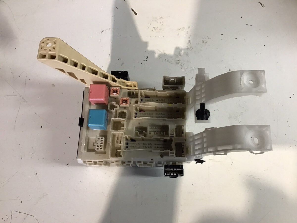 TOYOTA YARIS MK2 1.3 PETROL FUSE BOX 82730 0D290 2006 20110