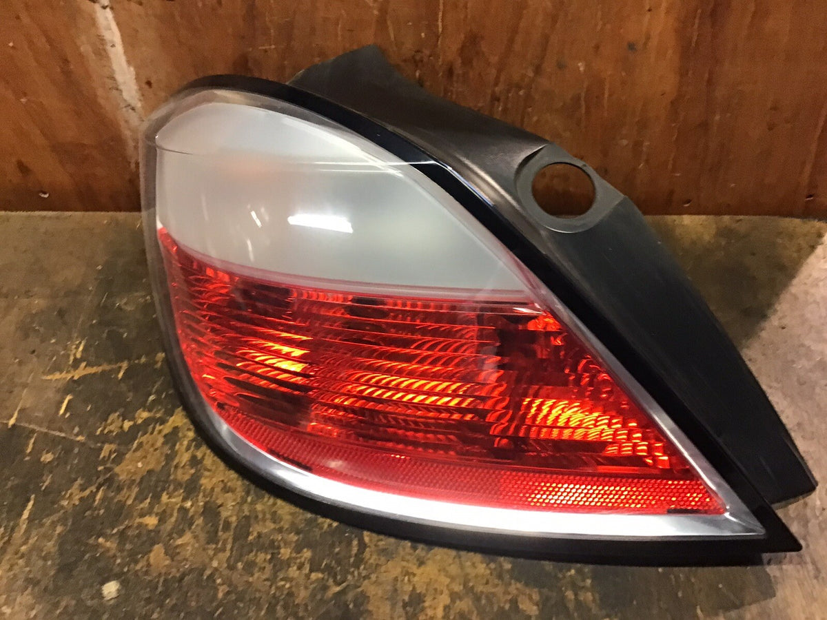 VAUXHALL ASTRA H PASSENGER'S SIDE N/S REAR LIGHT CLUSTER 5 DOOR MODEL 2005 20091