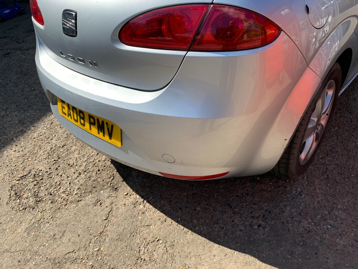 SEAT LEON REAR BUMPER IN METALLIC SILVER COMPLETE LS7Y 2007 2012 2