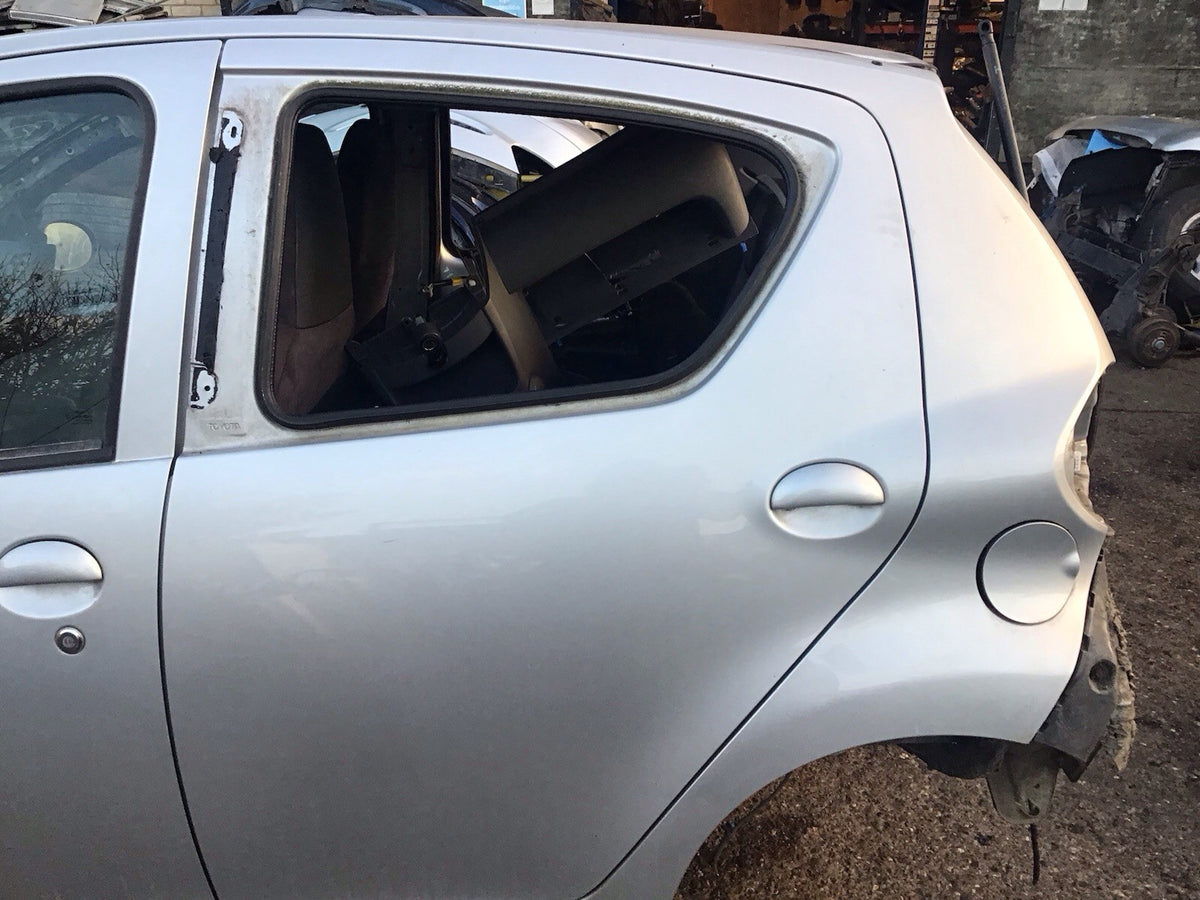 TOYOTA AYGO MK1 PASSENGER'S SIDE REAR DOOR SATIN SILVER  CODE 1E7 2005 20144