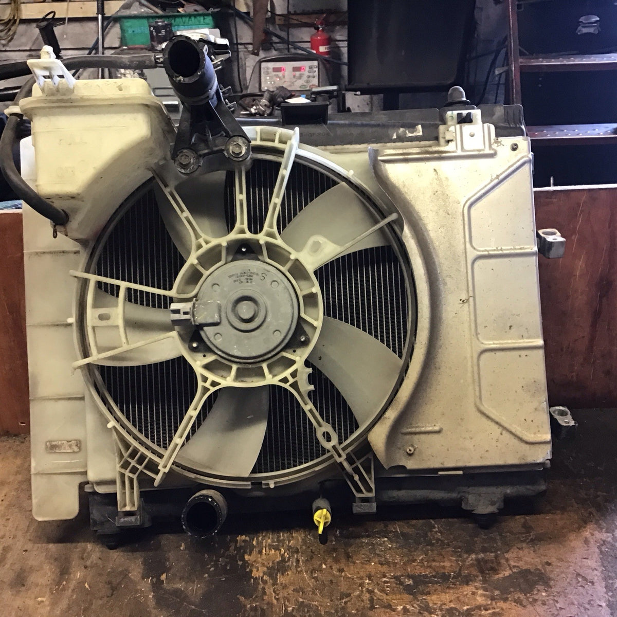 TOYOTA YARIS MK2 1.3 MANUAL PETROL RADIATOR FAN MF422000 7820 2006 20100