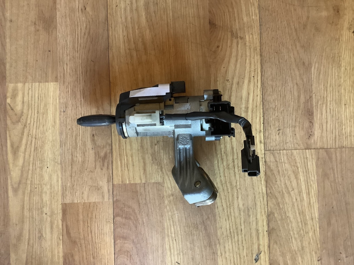 TOYOTA COROLLA IGNITION BARREL LOCK AND KEY 89783 02020 2000 20064