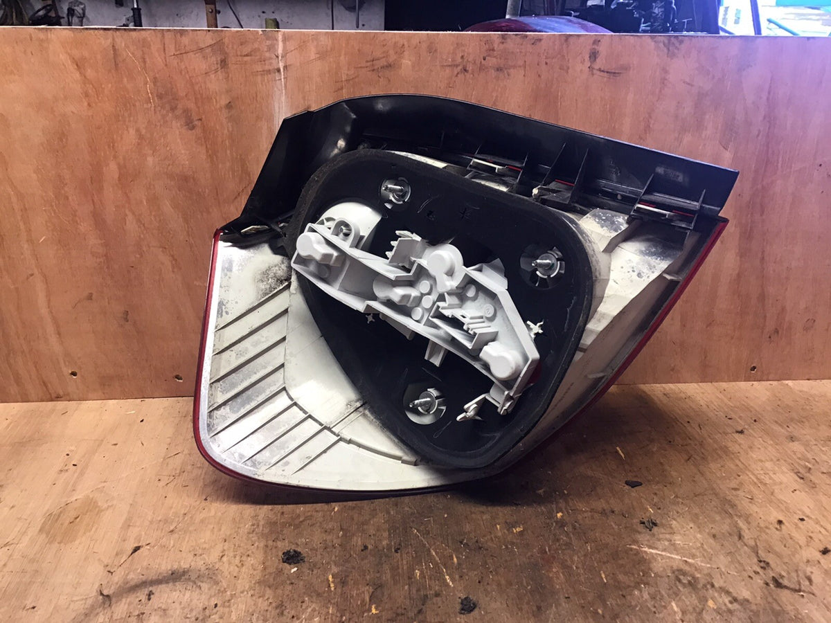 BMW 1 SERIES DRIVER'S SIDE O/S REAR LIGHT 2007 20126