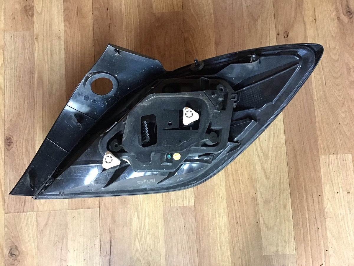 VAUXHALL ASTRA H PASSENGER'S SIDE N/S REAR LIGHT CLUSTER 13252443 2005 20095