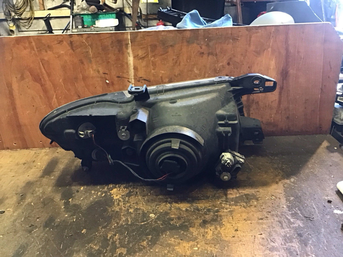 MITSUBISHI SHOGUN MK3 PASSENGERS SIDE N/S HEADLIGHT  2000 20064