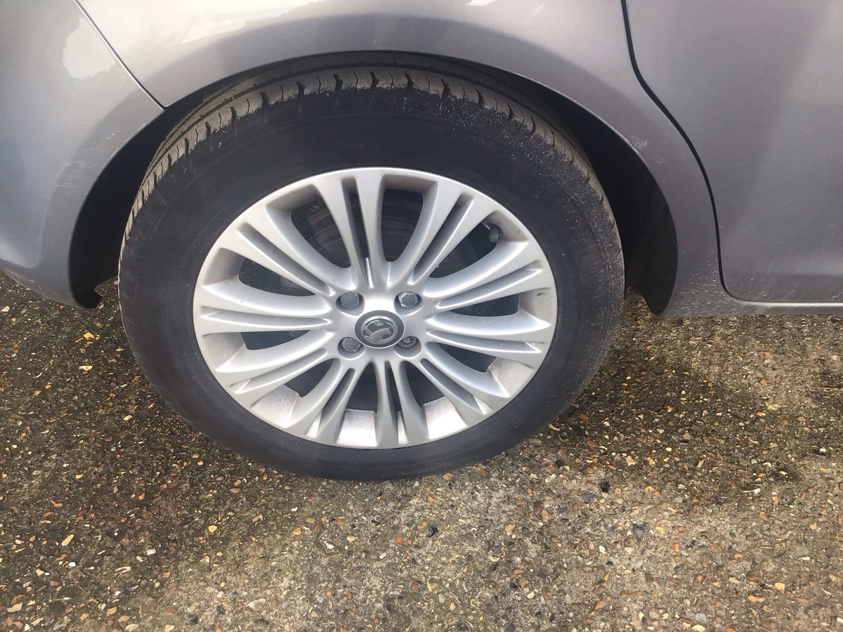 VAUXHALL CORSA ALLOY WHEEL 16'' 13298019 AND TYRE 195X55X16 2006 20140