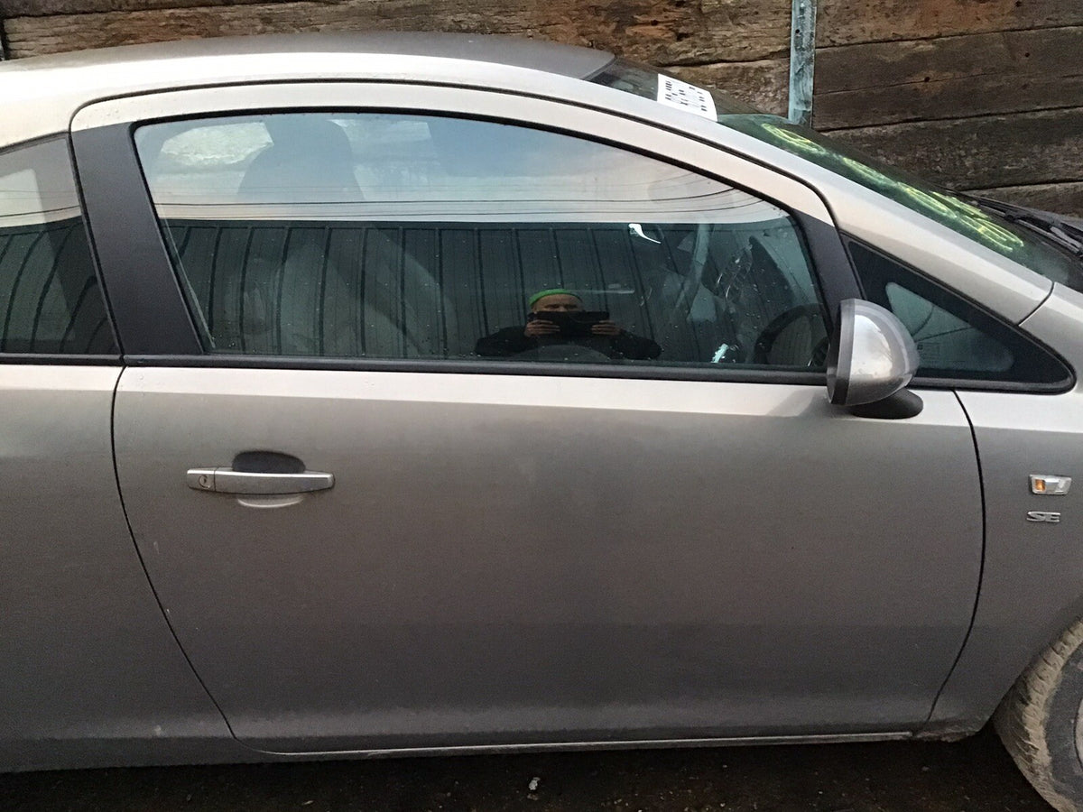 VAUXHALL CORSA D DRIVER SIDE O/S DOOR PEPPERDUST METALLIC Z40W 3 DOOR 2006 20141