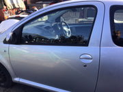 TOYOTA AYGO MK1 PASSENGER'S SIDE FRONT DOOR SATIN SILVER CODE 1E7 3 DOOR 2005 144