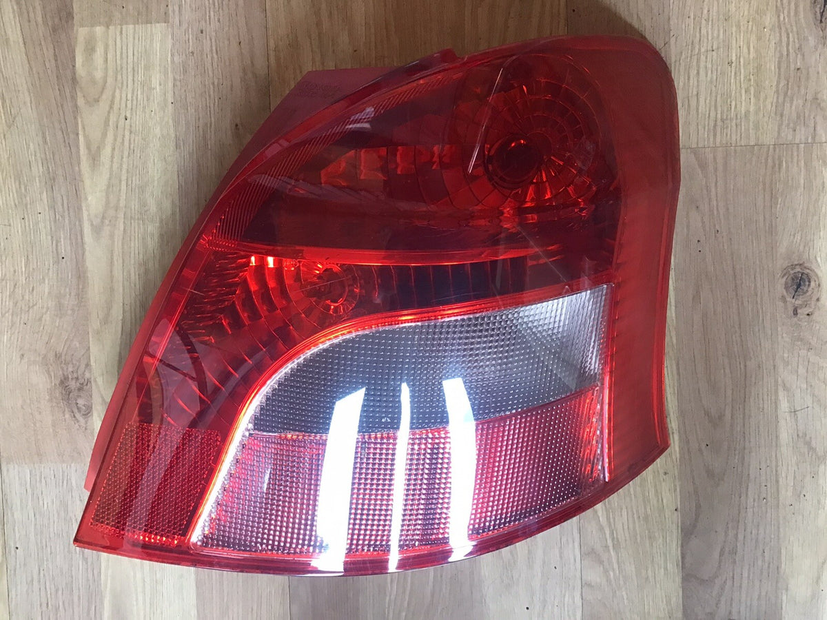 TOYOTA YARIS MK2 DRIVER'S SIDE O/S REAR LIGHT 2006 20111