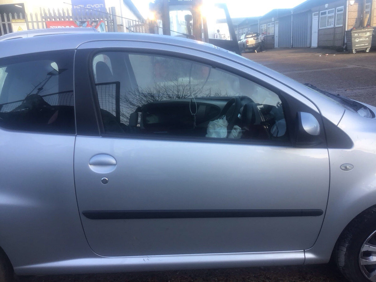 CITROEN C1 DRIVER SIDE O/S FRONT DOOR SILVER METALLIC KTB 3 DOOR 05 143