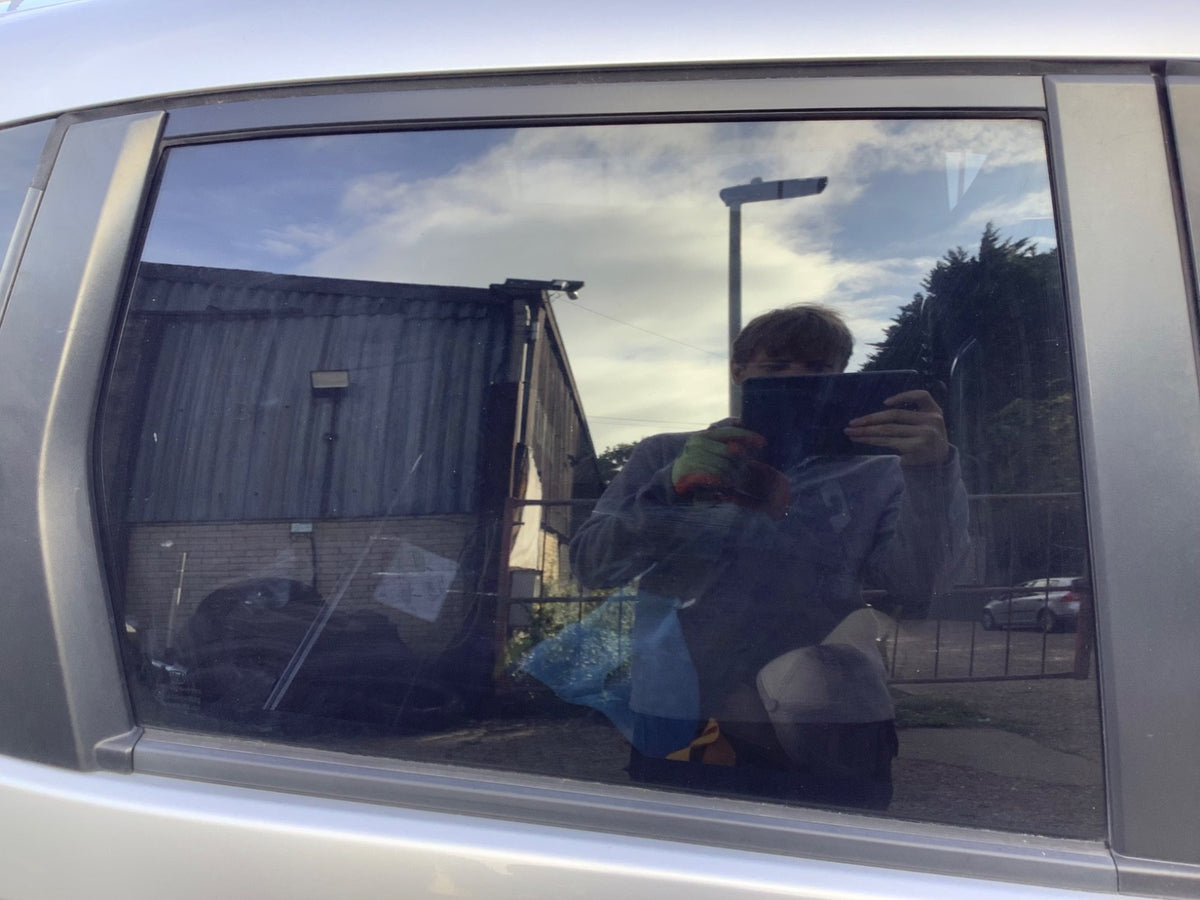 HONDA JAZZ MK3 DRIVERS SIDE REAR WINDOW GLASS 5 DOOR DARKER TINT 2009 20124