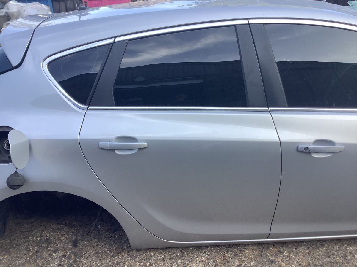 VAUXHALL ASTRA J DRIVER'S SIDE O/S REAR DOOR SOVERIGN SILVER Z176 2009 20152