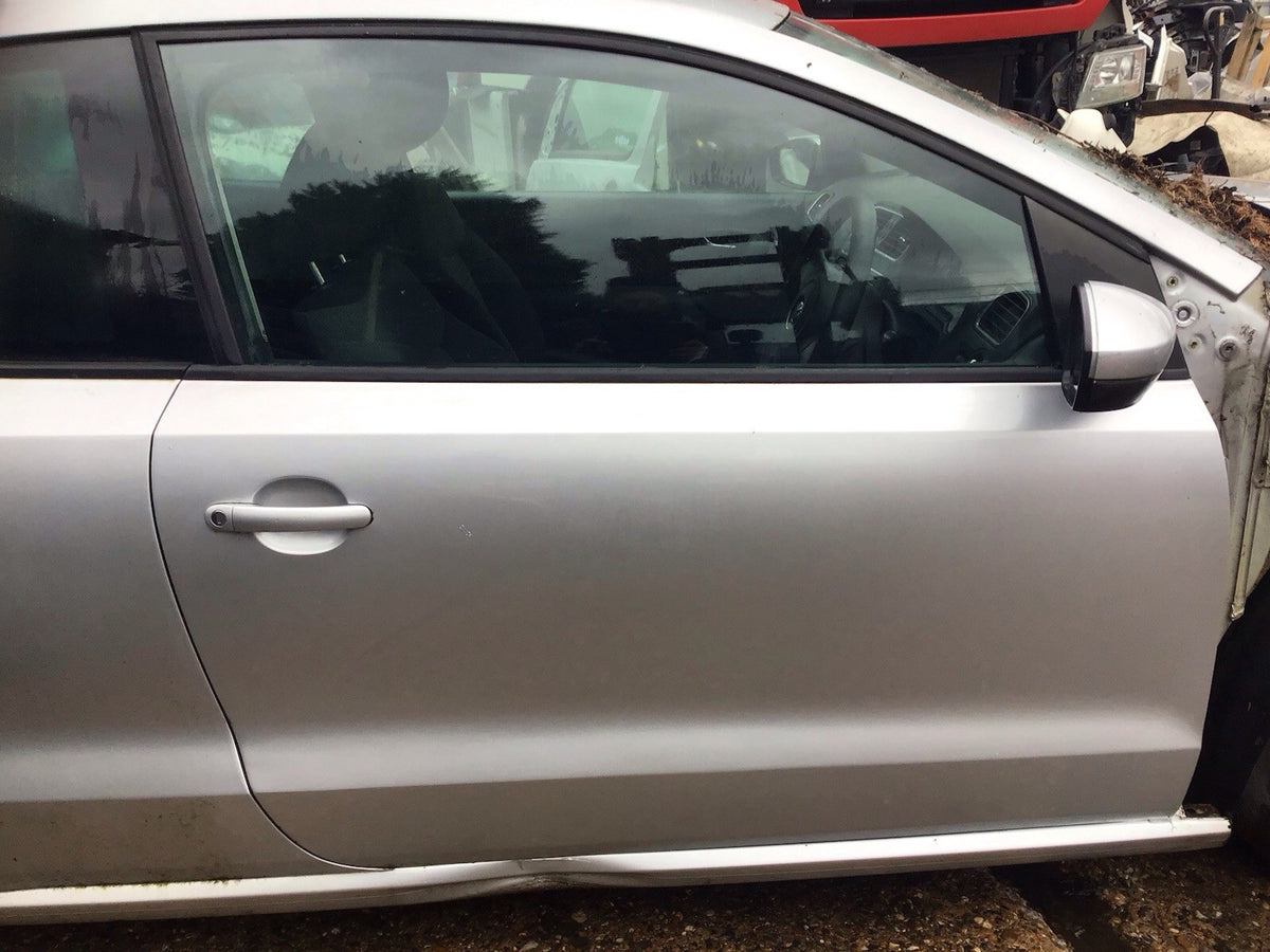VOLKSWAGEN POLO 6R DRIVERS SIDE O/S FRONT DOOR REFLEX SILVER LA7W 2009 20172