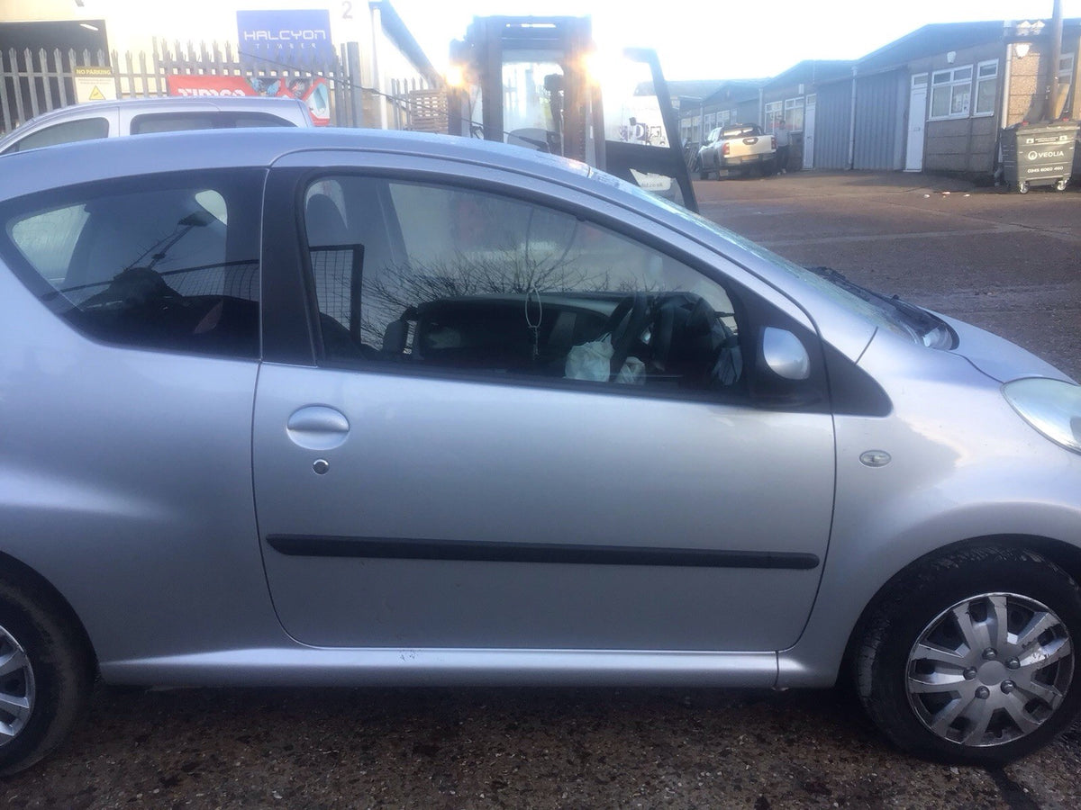 CITROEN C1 DRIVER SIDE O/S FRONT DOOR SILVER METALLIC KTB 3 DOOR 05 146