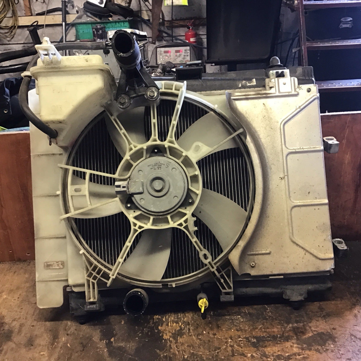 TOYOTA YARIS MK2 1.3 MANUAL PETROL RADIATOR FAN MF422000 7820 2006 20102