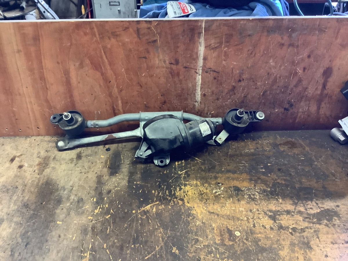 SUZUKI SPLASH FRONT WIPER MOTOR AND LINKAGE 38100 51K01 2008 20143