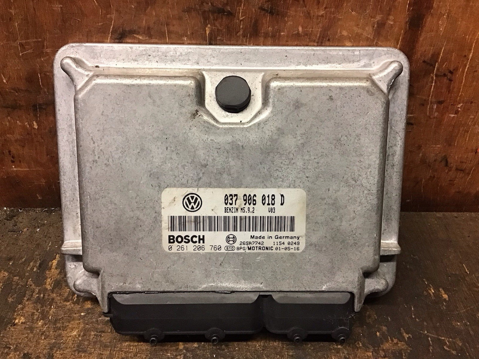VOLKSWAGEN GOLF CONVERTIBLE MK3.5 2.0 PETROL ECU 037906018D BOSCH 02612067601