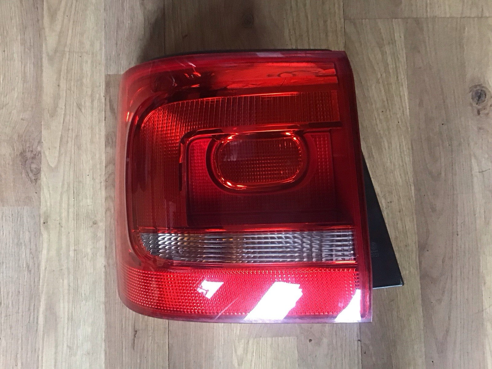 VOLKSWAGEN TOURAN PASSENGER'S SIDE N/S REAR LIGHT 1T0945095R 2010 20150