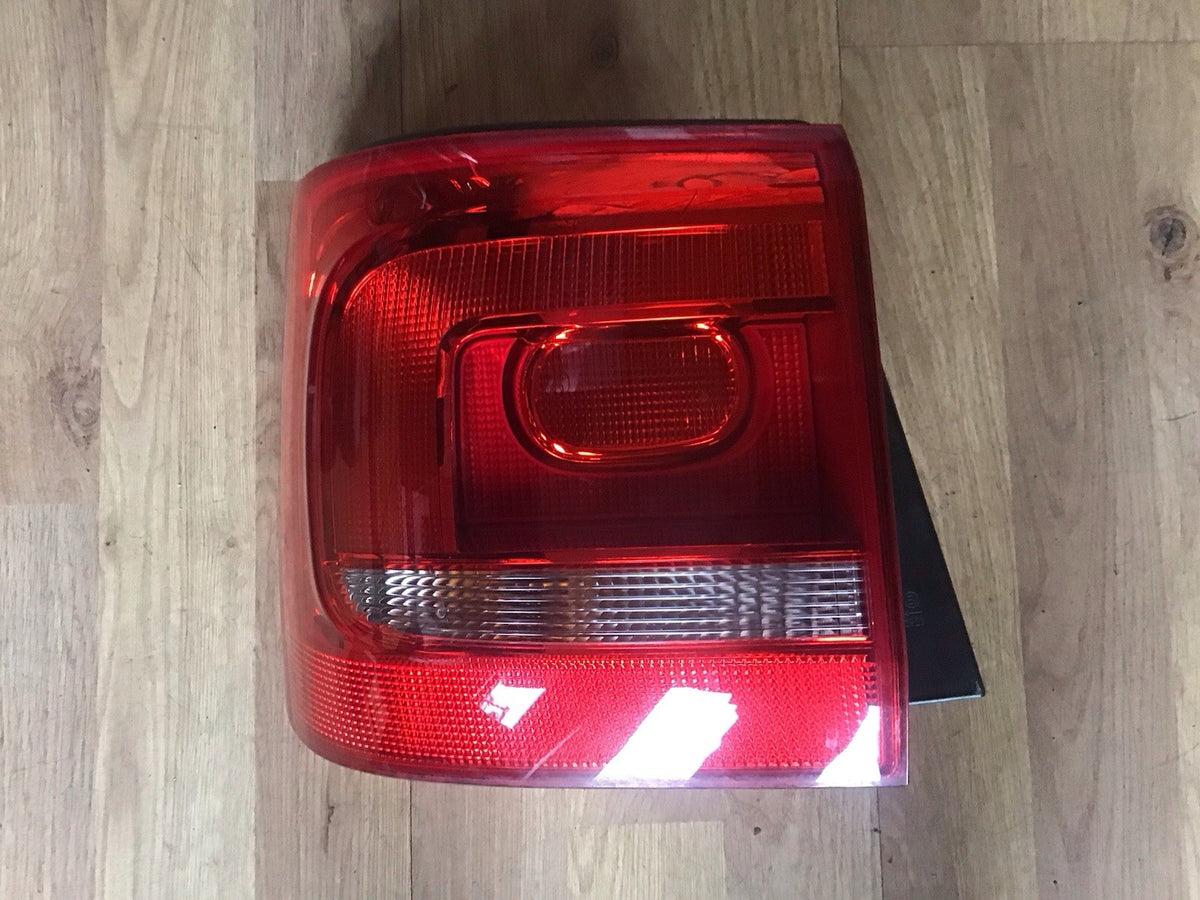 VOLKSWAGEN TOURAN PASSENGER'S SIDE N/S REAR LIGHT 1T0945095R 2010 20150