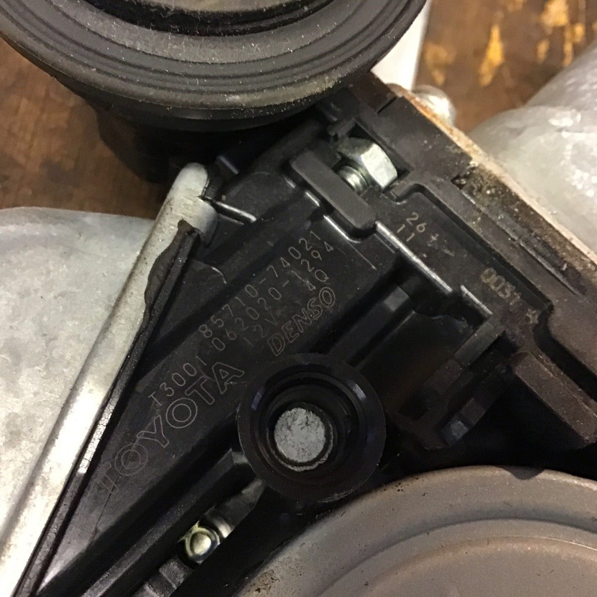 TOYOTA IQ DRIVERS FRONT WINDOW MOTOR AND REGULATOR 85710 74021 09 20147
