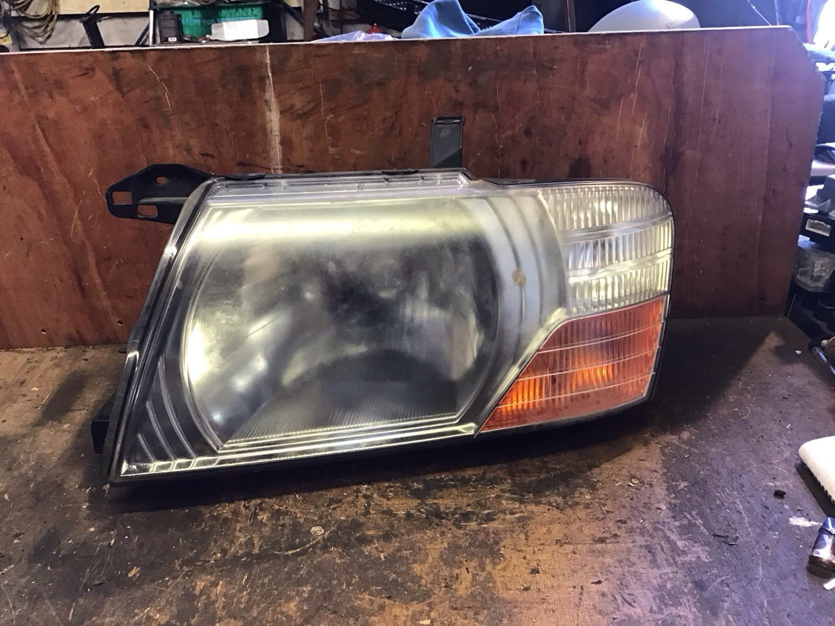 MITSUBISHI SHOGUN MK3 PASSENGERS SIDE N/S HEADLIGHT  2000 20061