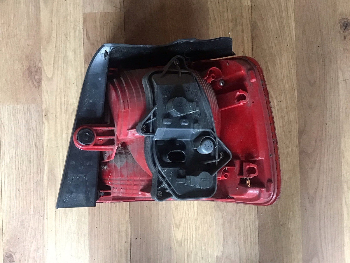 VOLKSWAGEN TOURAN PASSENGER'S SIDE N/S REAR LIGHT 1T0945095R 2010 20154