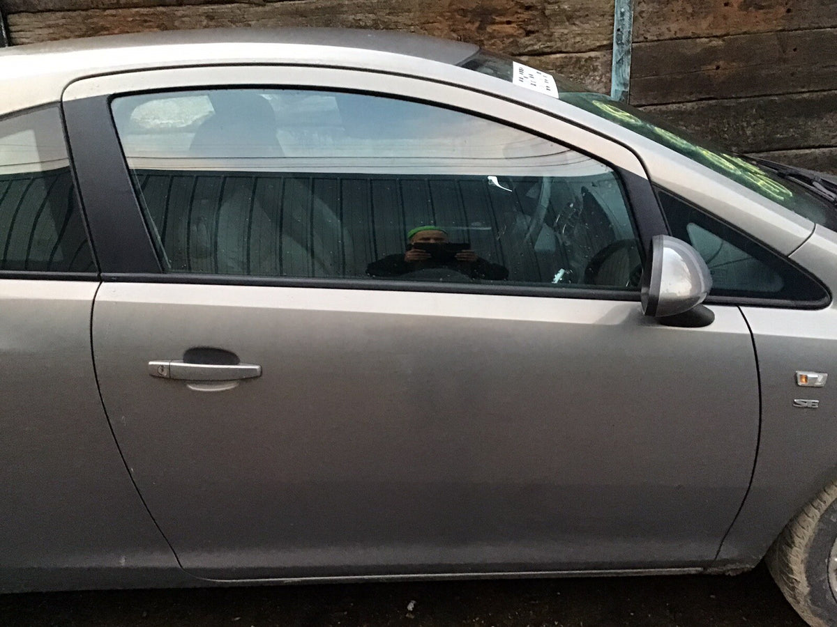 VAUXHALL CORSA D DRIVER SIDE O/S DOOR PEPPERDUST METALLIC Z40W 3 DOOR 2006 20140