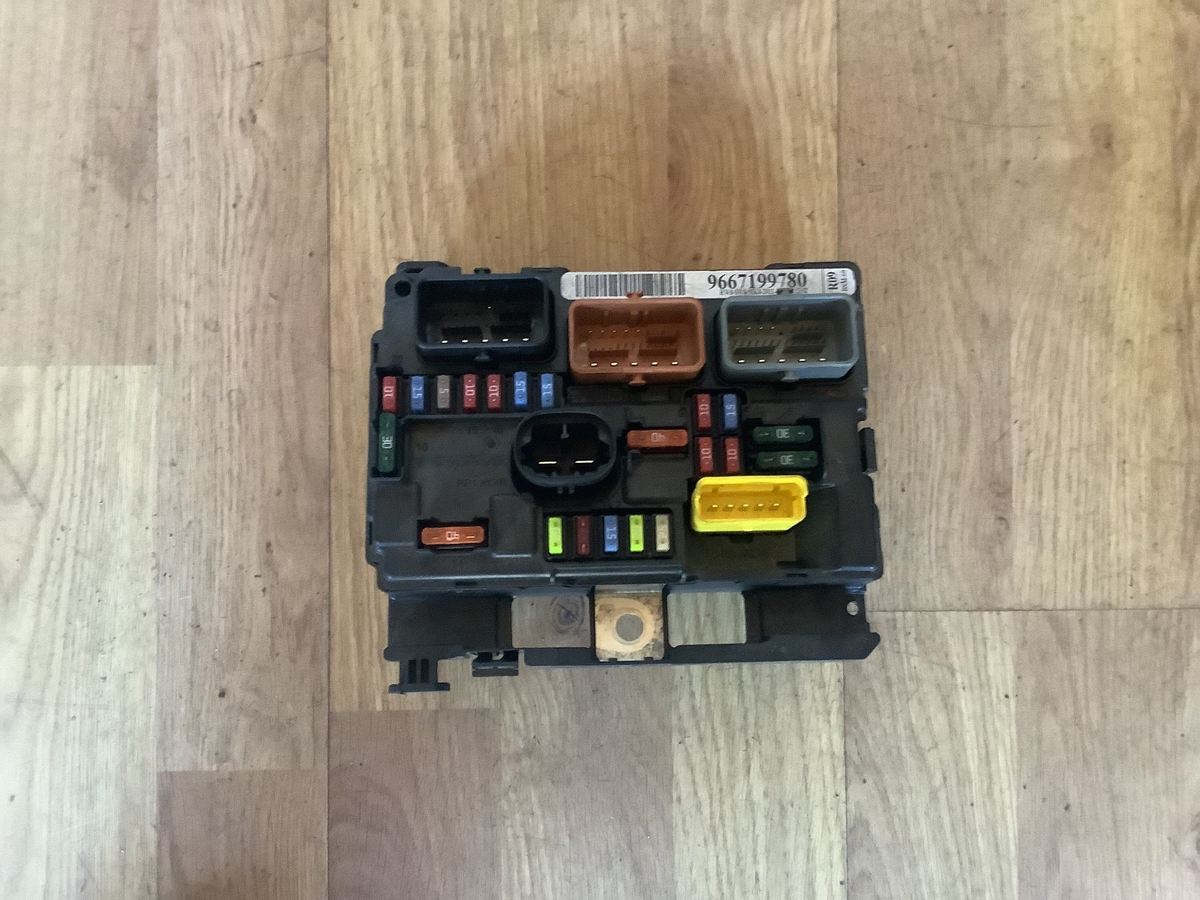 PEUGEOT CITROEN UNDER BONNET FUSE BOX BSM 9667199780 2006 20121