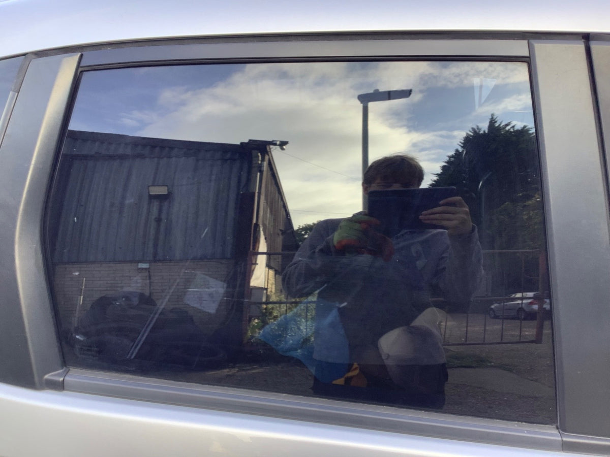 HONDA JAZZ MK3 DRIVERS SIDE REAR WINDOW GLASS 5 DOOR DARKER TINT 2009 20123