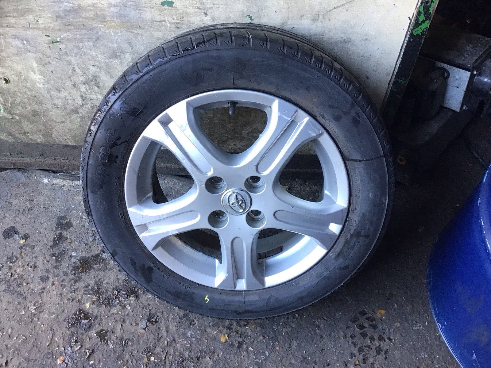 TOYOTA YARIS TR VVT I MK2 ALLOY WHEEL 15'' 42611 YY160 WITH TYRE 185X60X15 06 110