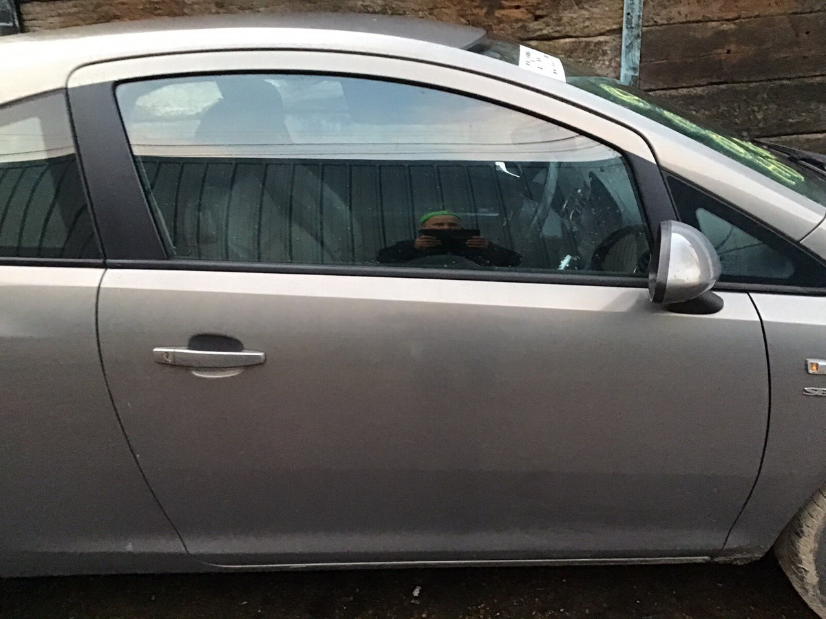 VAUXHALL CORSA D DRIVER SIDE O/S DOOR PEPPERDUST METALLIC Z40W 3 DOOR 2006 20142
