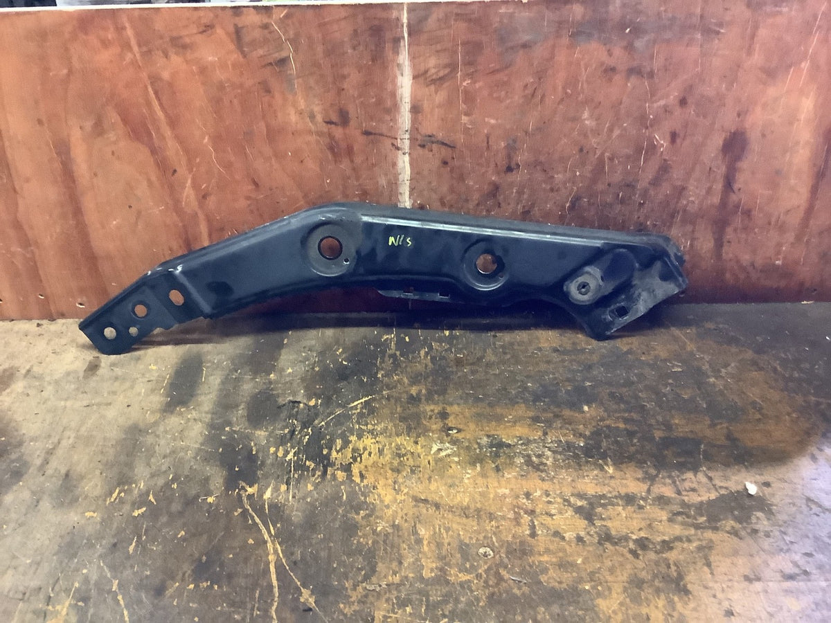 VOLKSWAGEN SHARAN MK2 PASSENGERS SIDE HEADLIGHT BRACKET 7N0805931 2010 20235