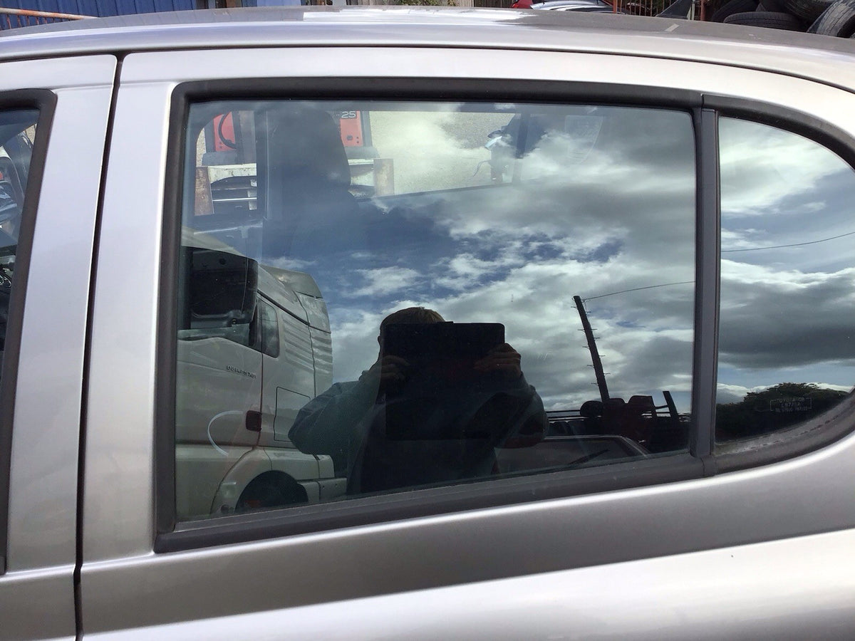 TOYOTA YARIS MK1 PASSENGERS SIDE REAR DOOR WINDOW GLASS 5 DOOR 1999 20052