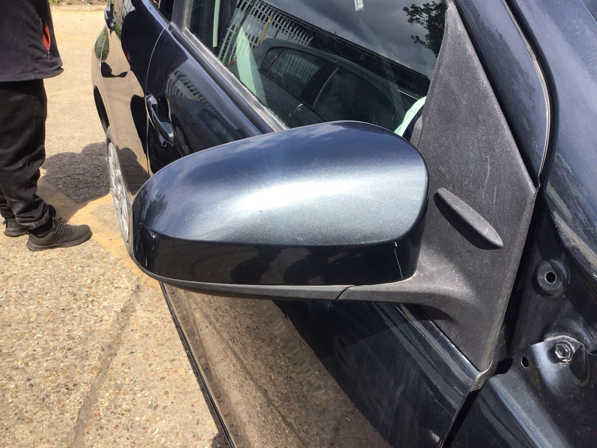 TOYOTA AYGO MK2 WING MIRROR DRIVERS  SIDE O/S DARK GREY MICA 1E0 2014 20211