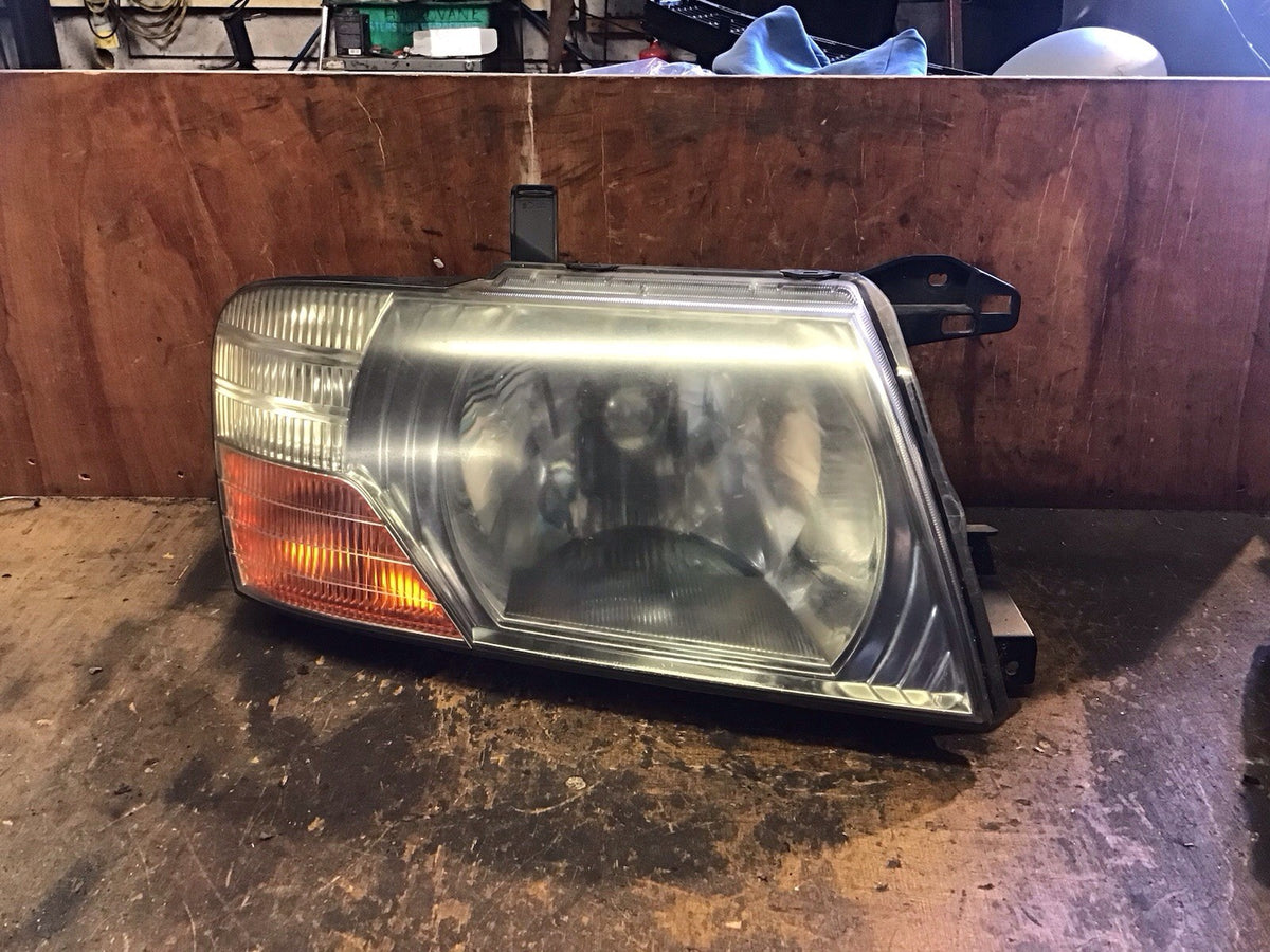 MITSUBISHI SHOGUN MK3 DRIVERS SIDE O/S HEADLIGHT  2000 20062