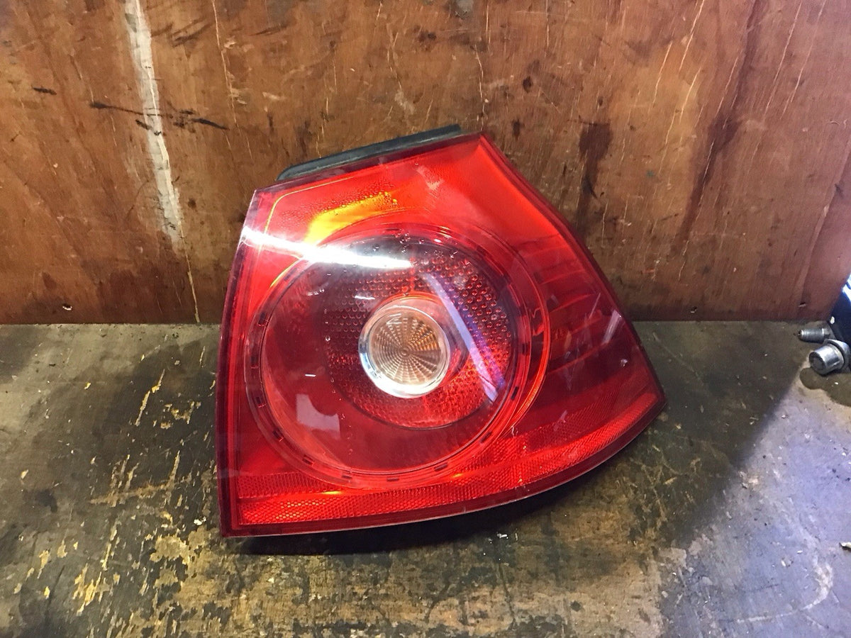 VOLKSWAGEN GOLF MK5 DRIVER'S SIDE O/S  REAR LIGHT 2004 20093