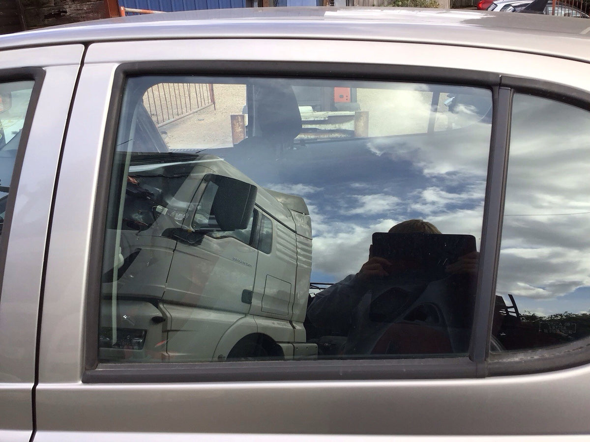 TOYOTA YARIS MK1 PASSENGERS SIDE REAR DOOR WINDOW GLASS 5 DOOR 1999 20053