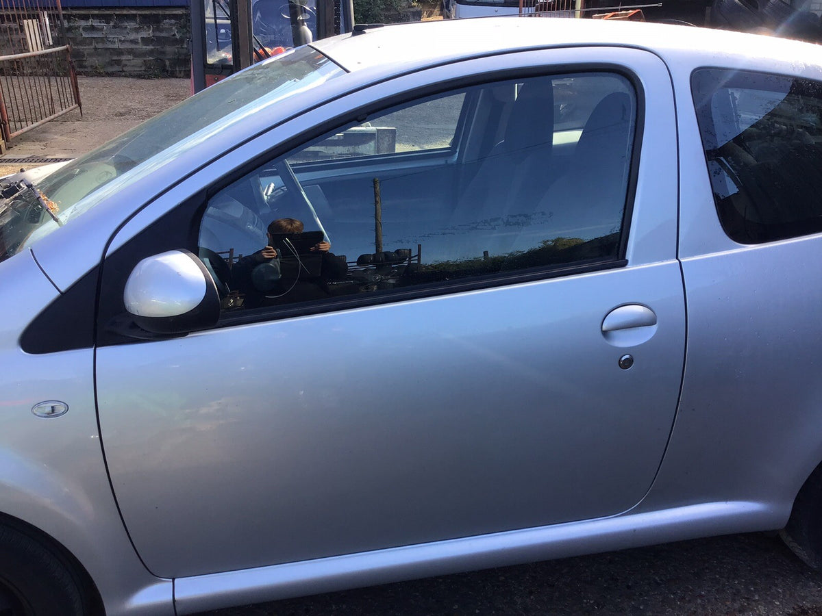 TOYOTA AYGO MK1 PASSENGER'S SIDE FRONT DOOR SATIN SILVER CODE 1E7 3 DOOR 2005 146