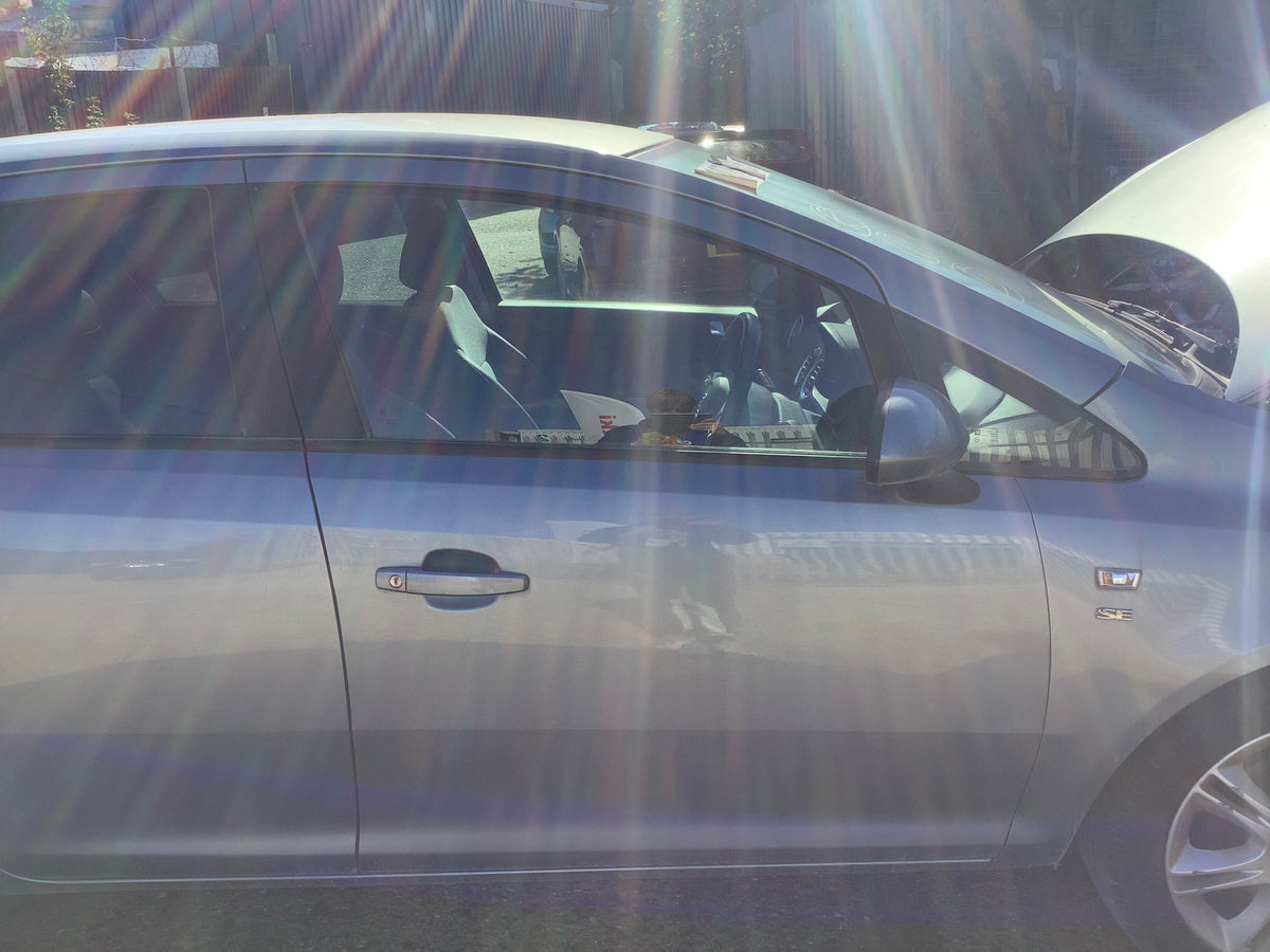 VAUXHALL CORSA D DRIVERS SIDE O/S FRONT DOOR IN SILVER LAKE CODE Z179 2006-2014