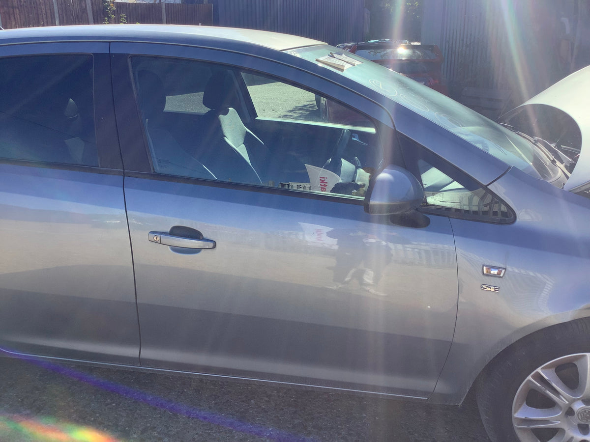 VAUXHALL CORSA D DRIVERS SIDE O/S FRONT DOOR IN SILVER LAKE CODE Z179 2006-2014