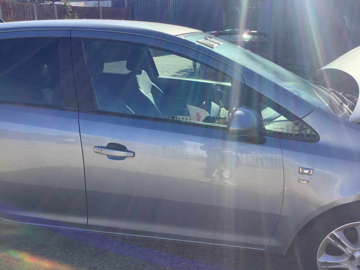 VAUXHALL CORSA D DRIVERS SIDE O/S FRONT DOOR IN SILVER LAKE CODE Z179 2006-2014