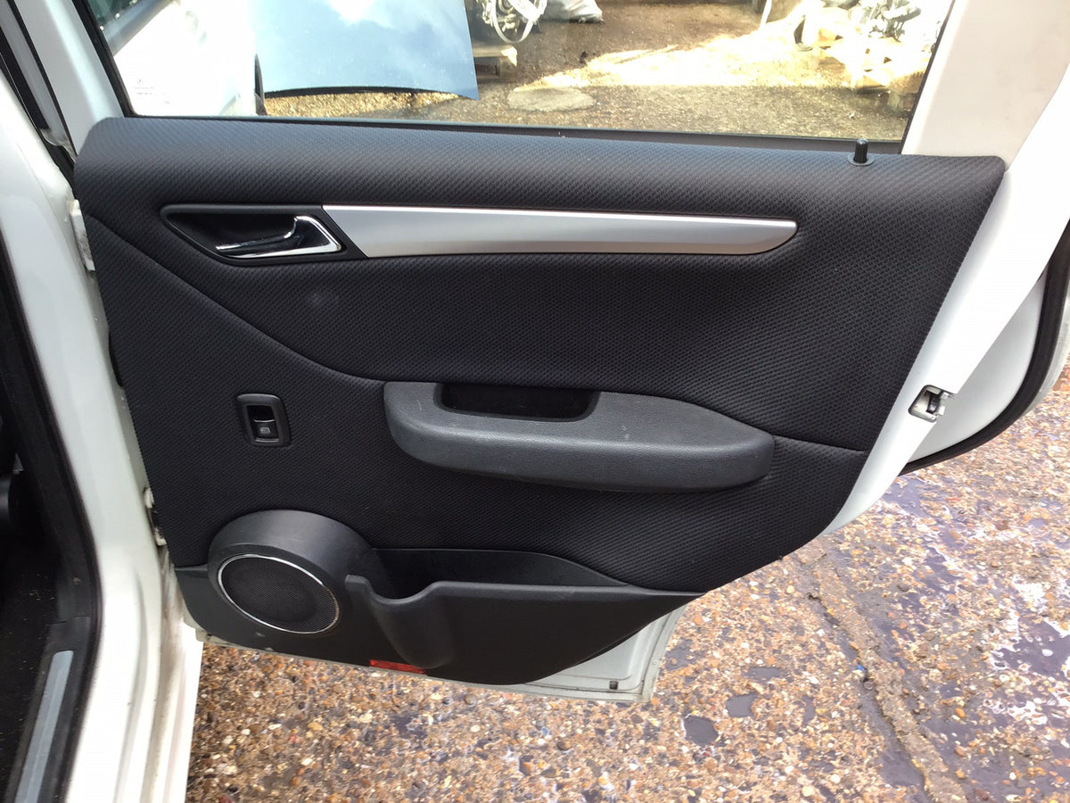 MERCEDES A CLASS W169 DRIVER'S SIDE O/S REAR DOOR CALCITE WHITE  650 2005 20126