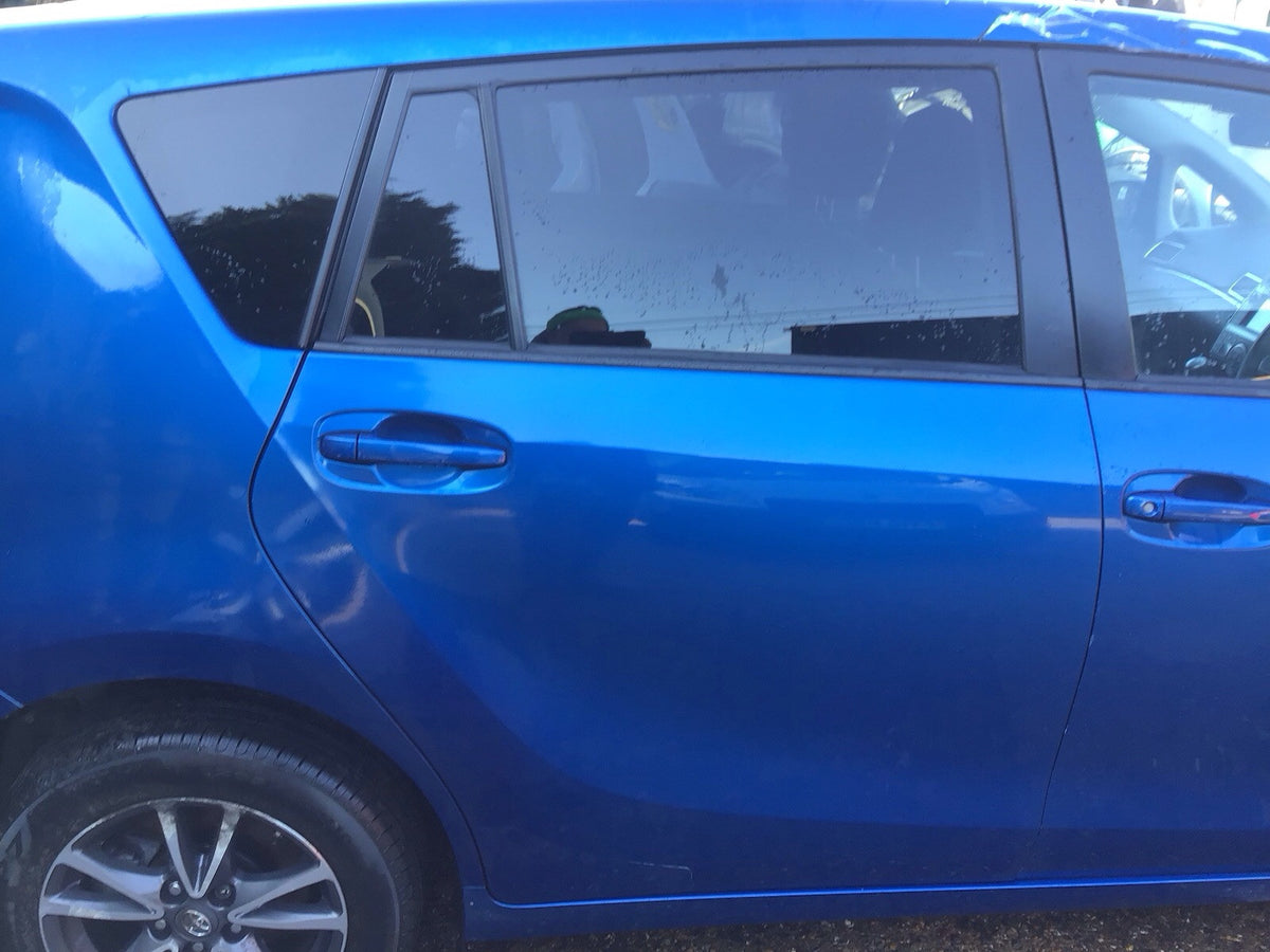 TOYOTA VERSO DRIVER'S SIDE O/S REAR DOOR BLUE STREAK METALLIC 8T7 2013 20183